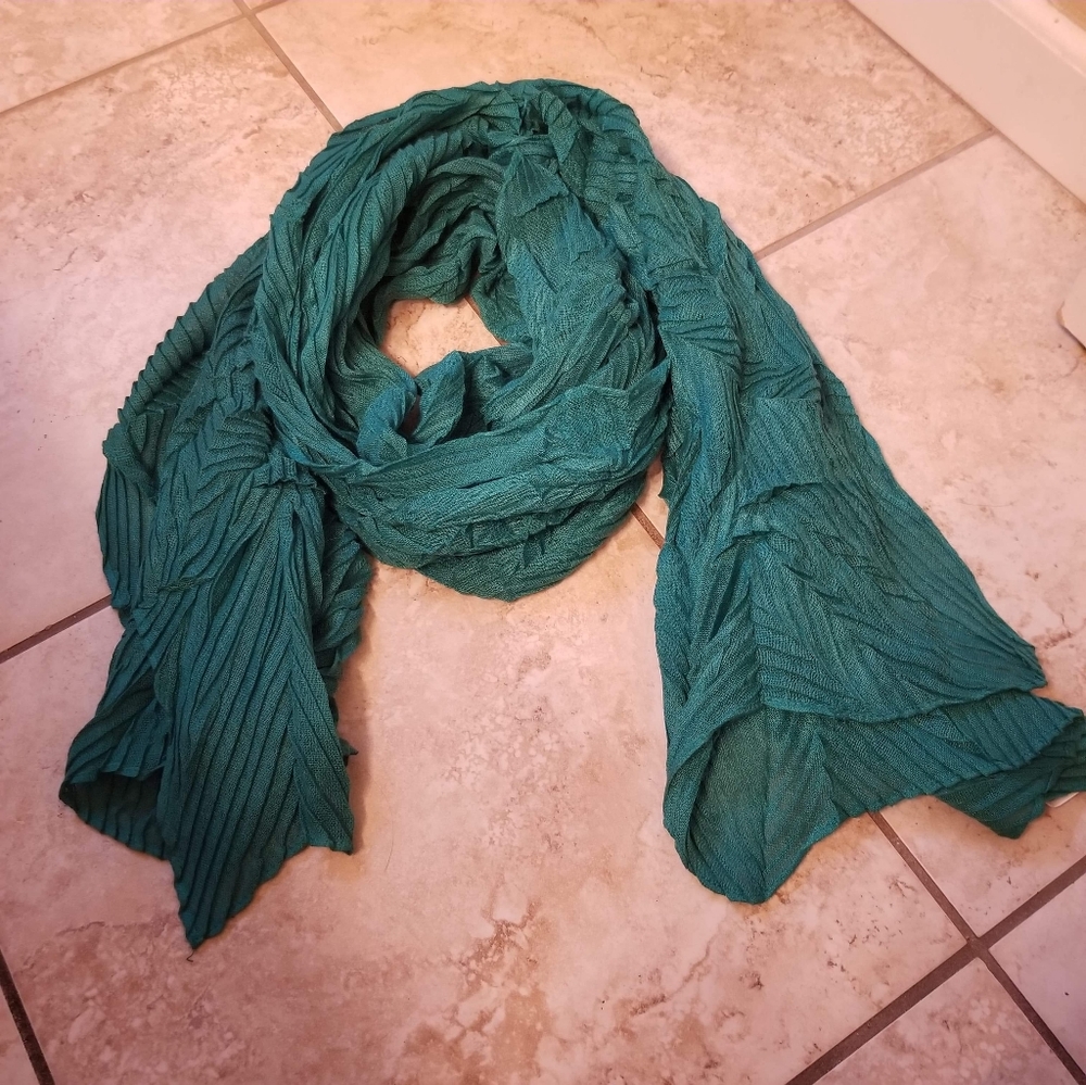 3/$30 NWOT teal or turquoise textured scarf